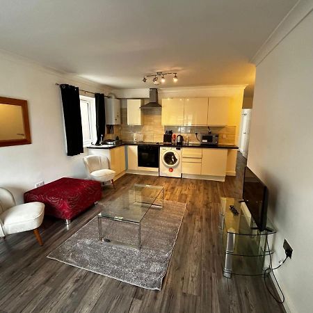 The Ruislip Apartment Bagian luar foto