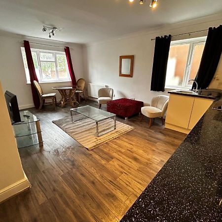 The Ruislip Apartment Bagian luar foto