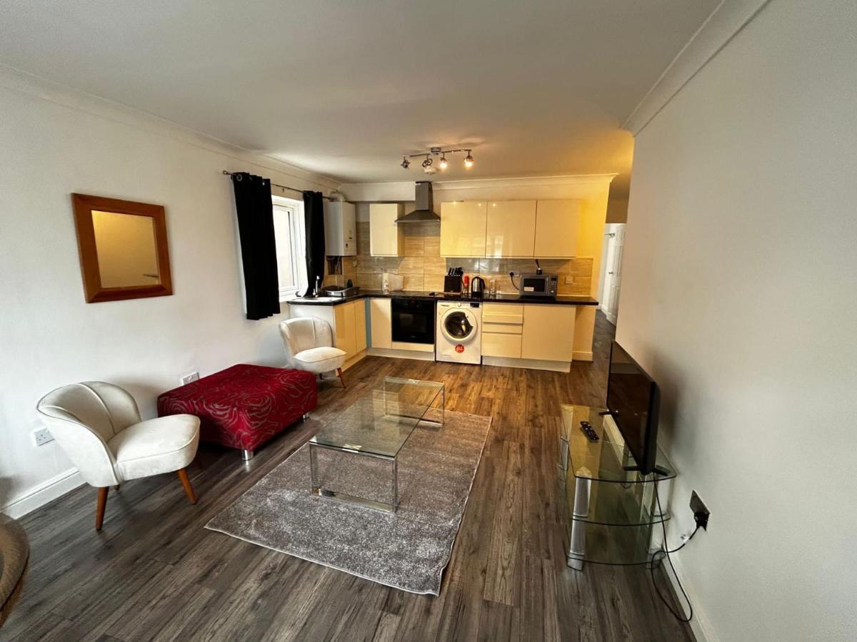 The Ruislip Apartment Bagian luar foto
