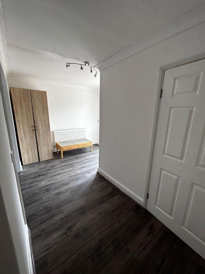 The Ruislip Apartment Bagian luar foto