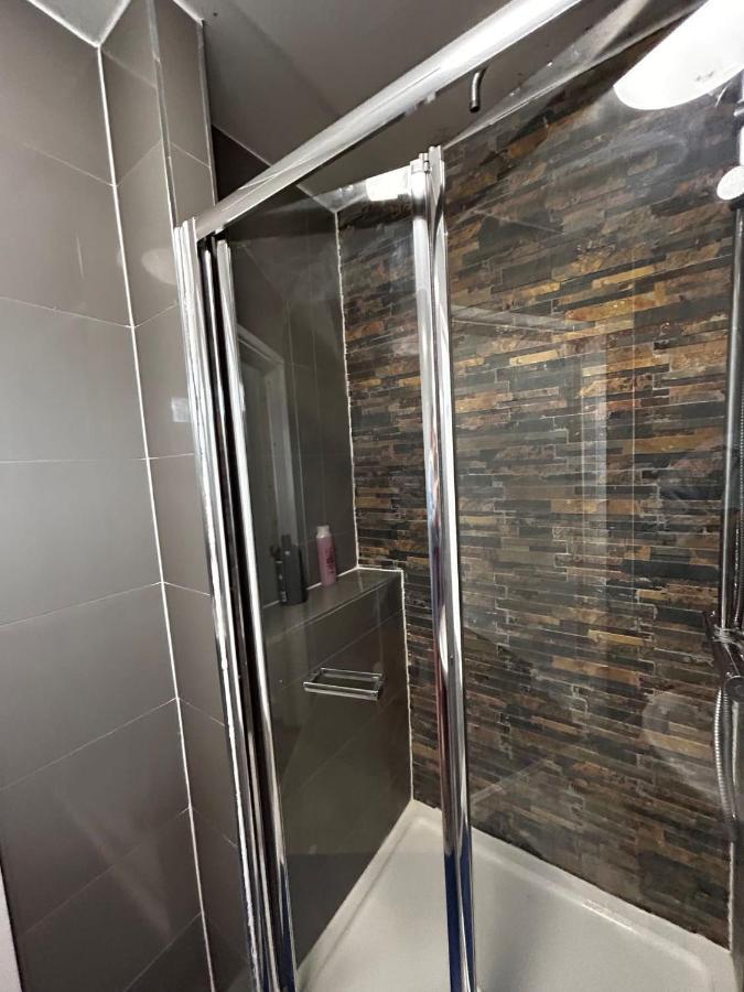 The Ruislip Apartment Bagian luar foto