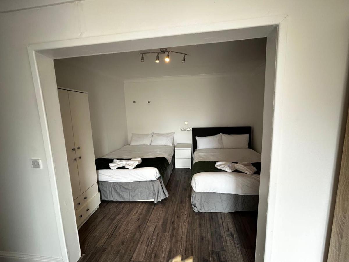 The Ruislip Apartment Bagian luar foto