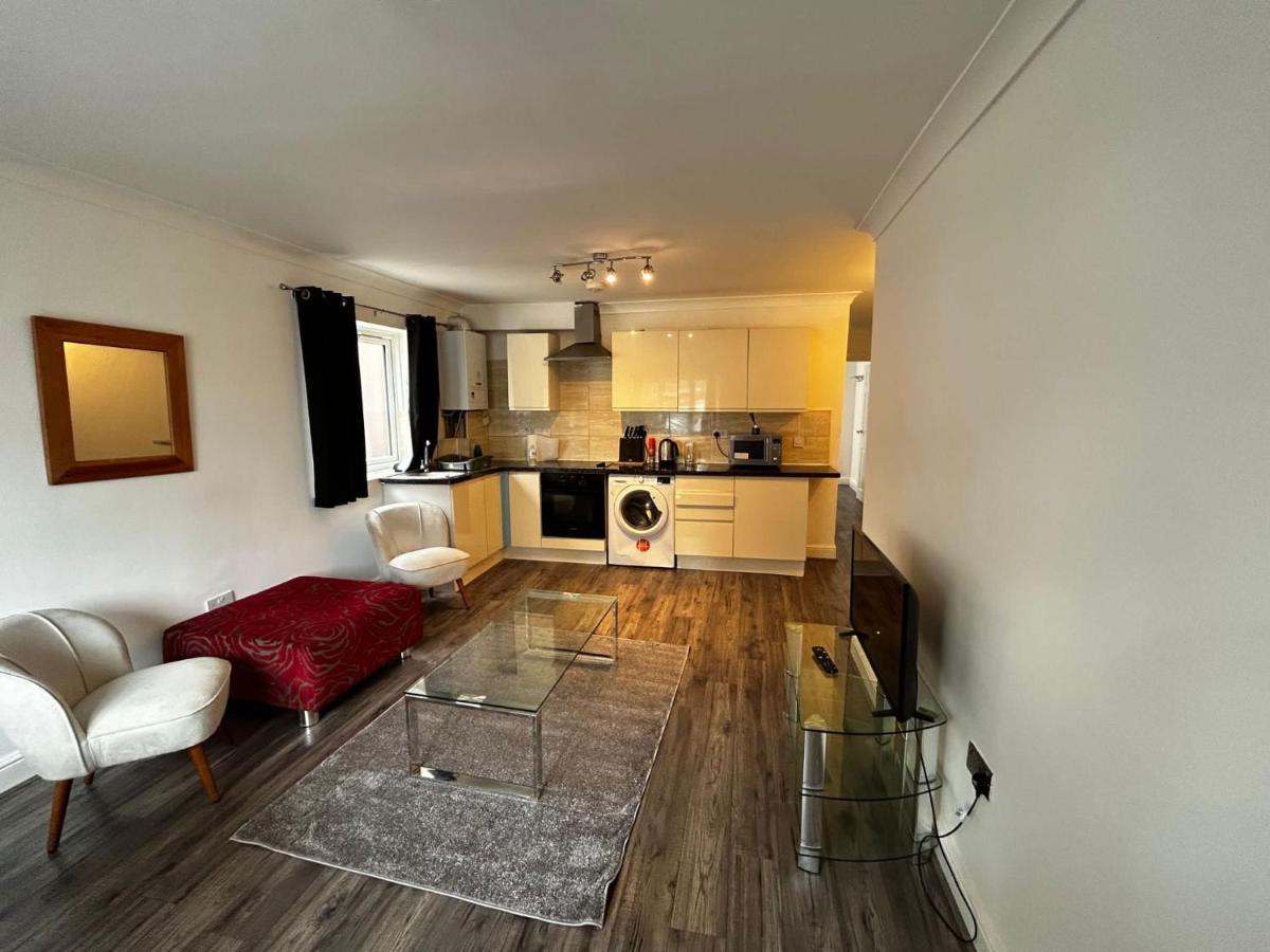 The Ruislip Apartment Bagian luar foto