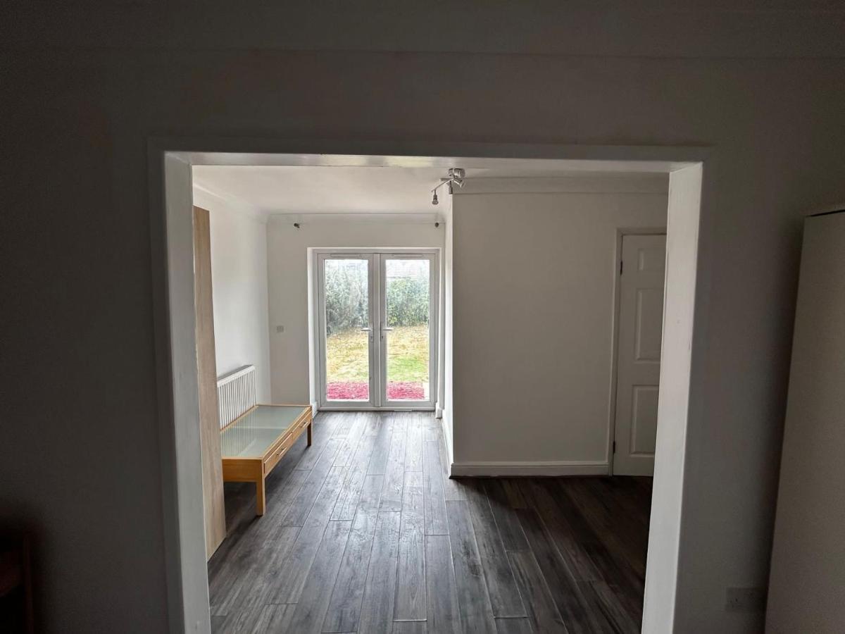 The Ruislip Apartment Bagian luar foto